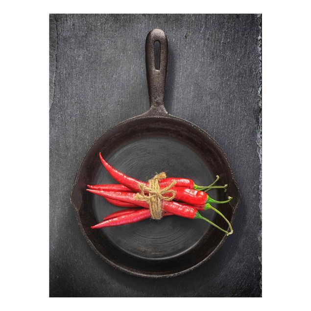 Tableau dominante rouge Faisceaux de piments rouges dans une casserole sur une ardoise