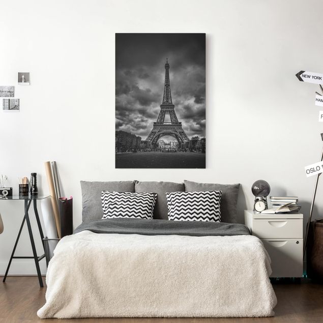 Tableau toile Paris Tour Eiffel devant des nuages en noir et blanc