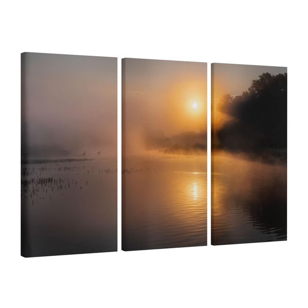 Tableaux moderne Lever de soleil sur le lac avec des cerfs dans le brouillard
