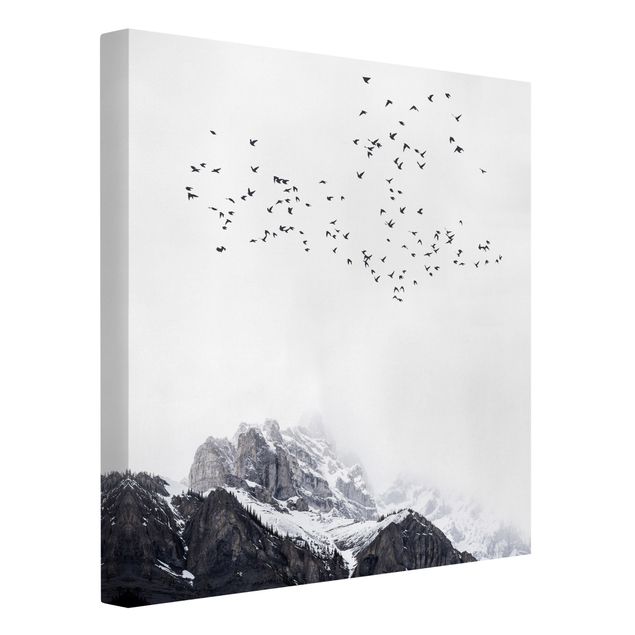 Tableaux oiseaux sur toile Volée d'oiseaux devant des montagnes noir et blanc