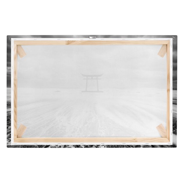Tableaux noir et blanc Torii japonais dans l'océan