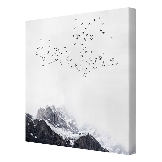 Tableaux sur toile en noir et blanc Volée d'oiseaux devant des montagnes noir et blanc