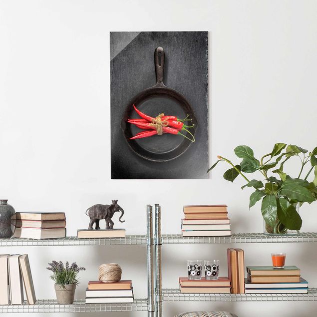 Tableaux reproductions Faisceaux de piments rouges dans une casserole sur une ardoise