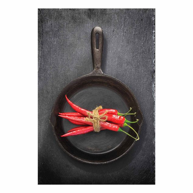 Tableau dominante rouge Faisceaux de piments rouges dans une casserole sur une ardoise