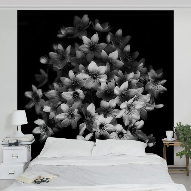Papier peint noir et blanc Bouquet de clématites foncé
