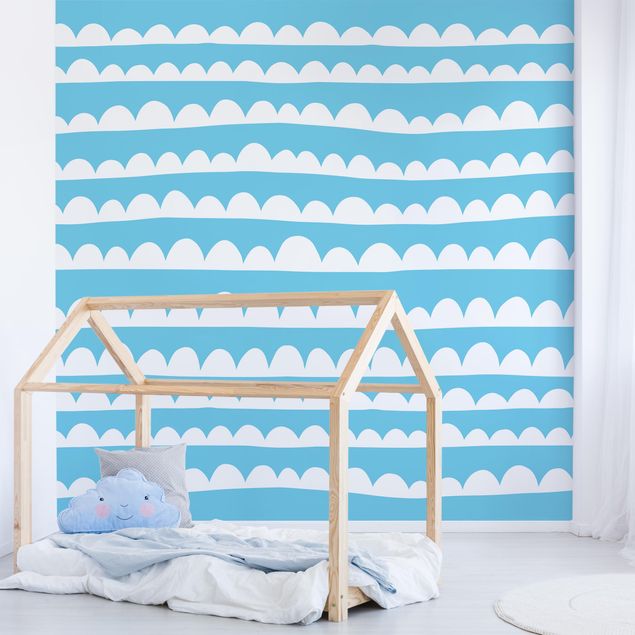 Déco chambre bébé Bandes blanches de nuages dessinées dans un ciel bleu