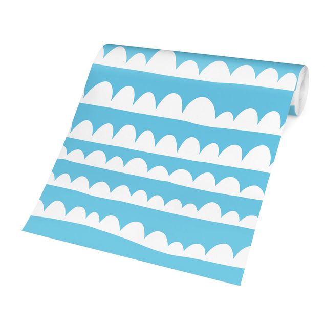 Papier peint bleu Bandes blanches de nuages dessinées dans un ciel bleu