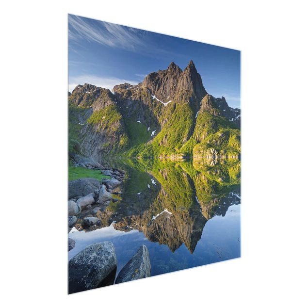 Tableau verre montagne Paysage de montagne avec reflet d'eau en Norvège