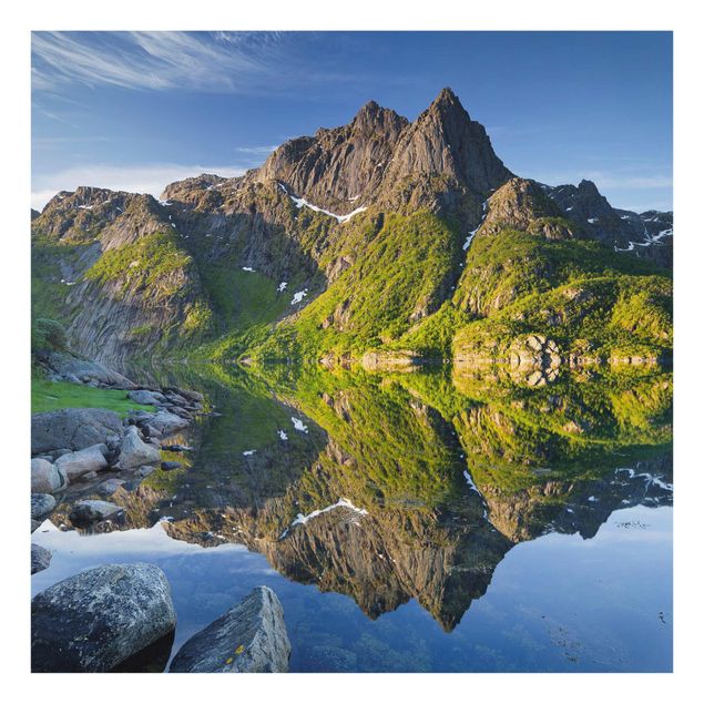 Tableaux en verre architecture & skyline Paysage de montagne avec reflet d'eau en Norvège