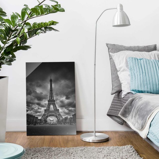 Tableaux en verre Paris Tour Eiffel devant des nuages en noir et blanc