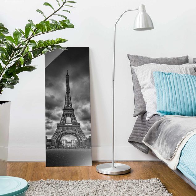 Tableaux en verre Paris Tour Eiffel devant des nuages en noir et blanc