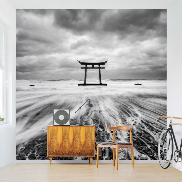 Papier peint panoramique noir et blanc Torii japonais dans l'océan