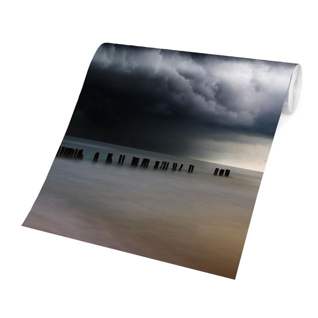 Papier peint plage Nuages d'orage au-dessus de la mer Baltique