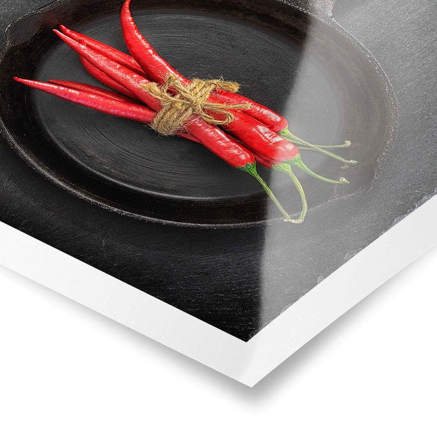 Tableaux de Uwe Merkel Faisceaux de piments rouges dans une casserole sur une ardoise