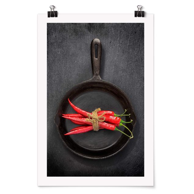 Poster reproduction tableau Faisceaux de piments rouges dans une casserole sur une ardoise