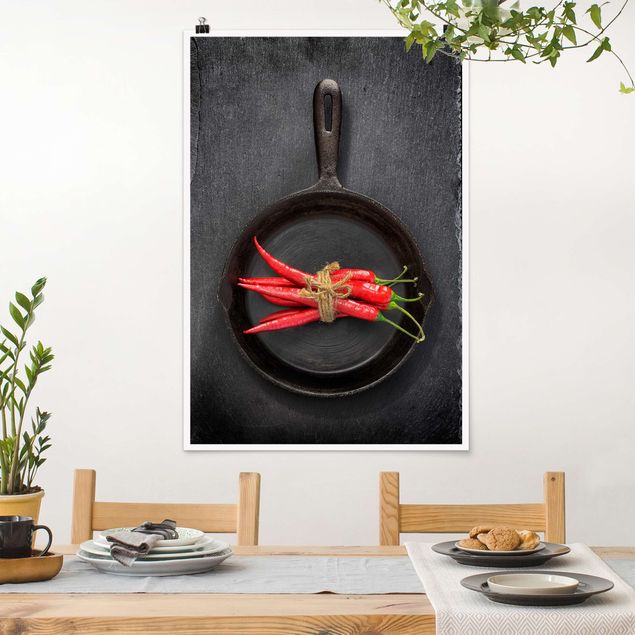 Tableau moderne Faisceaux de piments rouges dans une casserole sur une ardoise