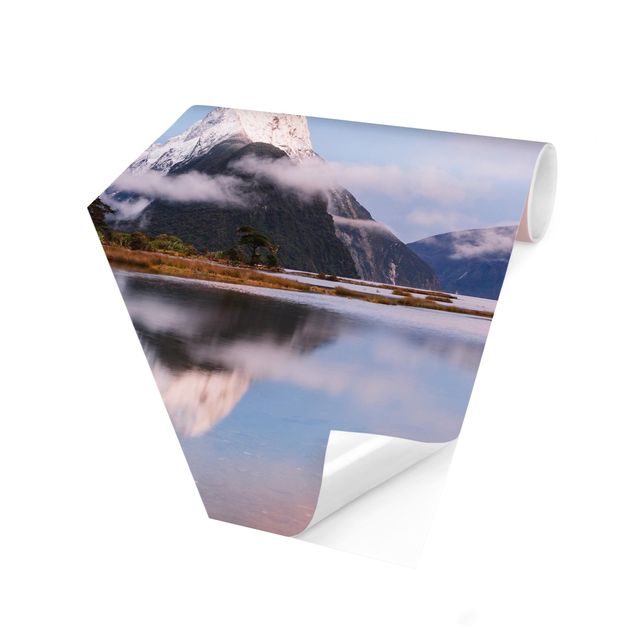 Papier peint panoramique hexagonal Montagnes au bord d'une étendue d'eau