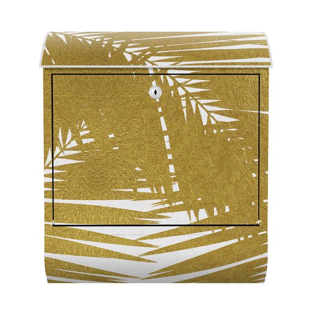 Boites aux lettres avec paysage Vue à travers des feuilles de palmier dorées