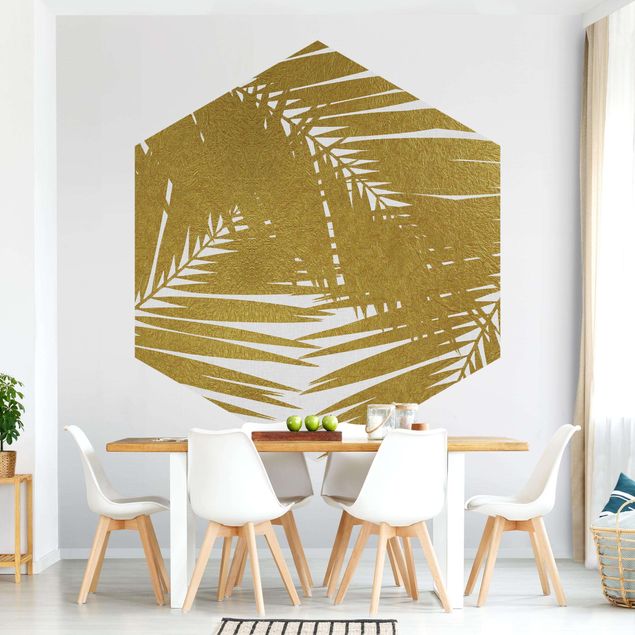 papier peint fleuri Vue à travers des feuilles de palmier dorées