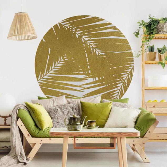Papier peint moderne Vue à travers des feuilles de palmier dorées