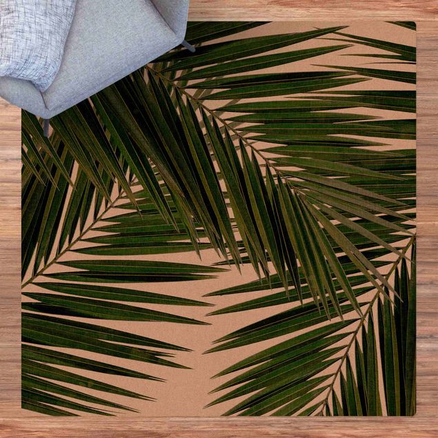 tapis contemporain Vue à travers des feuilles de palmier vertes
