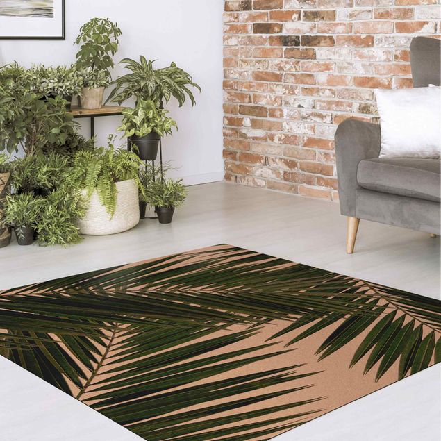 tapis feuille Vue à travers des feuilles de palmier vertes
