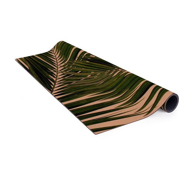 tapis salon nature Vue à travers des feuilles de palmier vertes