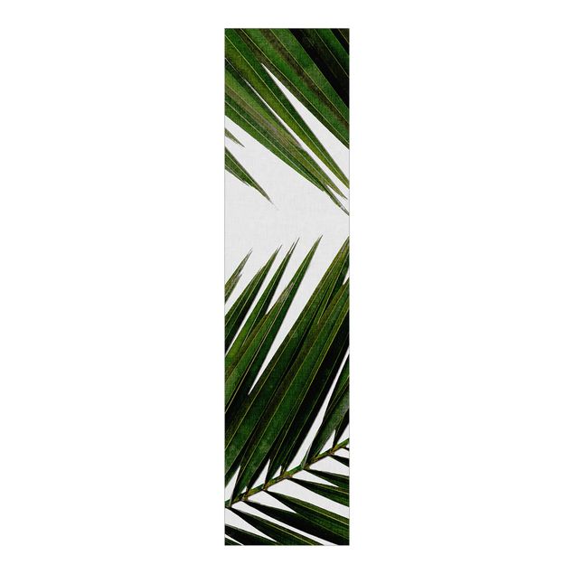 Panneaux coulissants avec fleurs Vue à travers des feuilles de palmier vertes