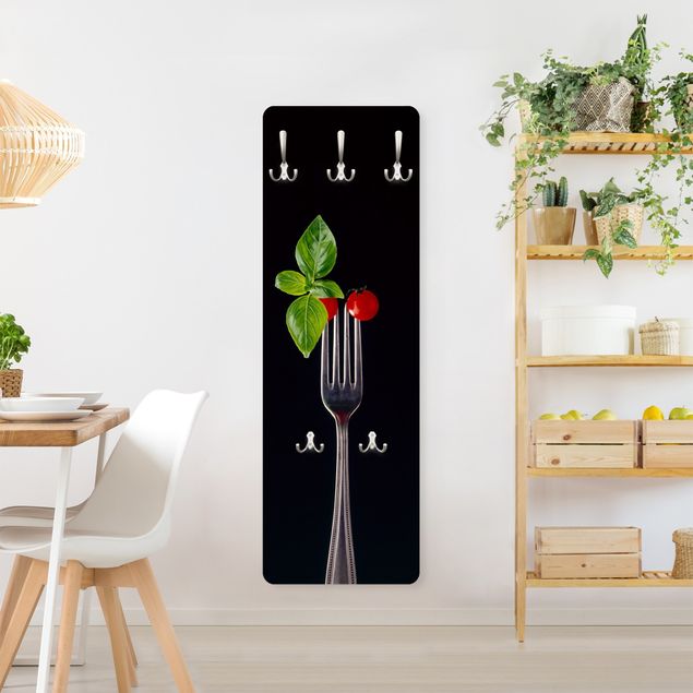 Porte-manteaux muraux avec fleurs Tomates cocktail sur une fourchette