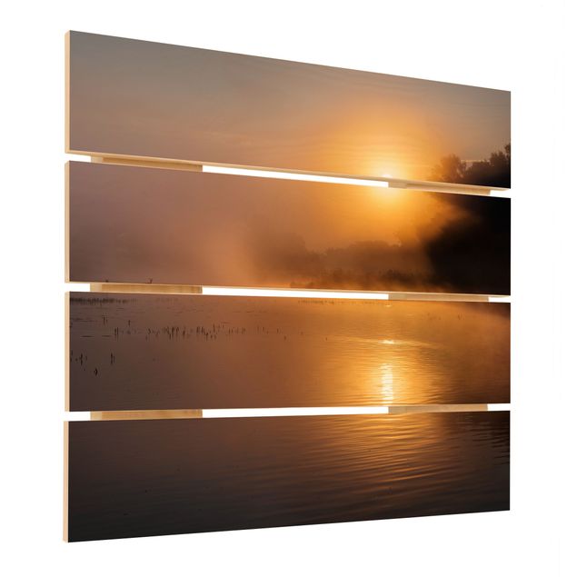 Impression sur bois Lever de soleil sur le lac avec des cerfs dans le brouillard
