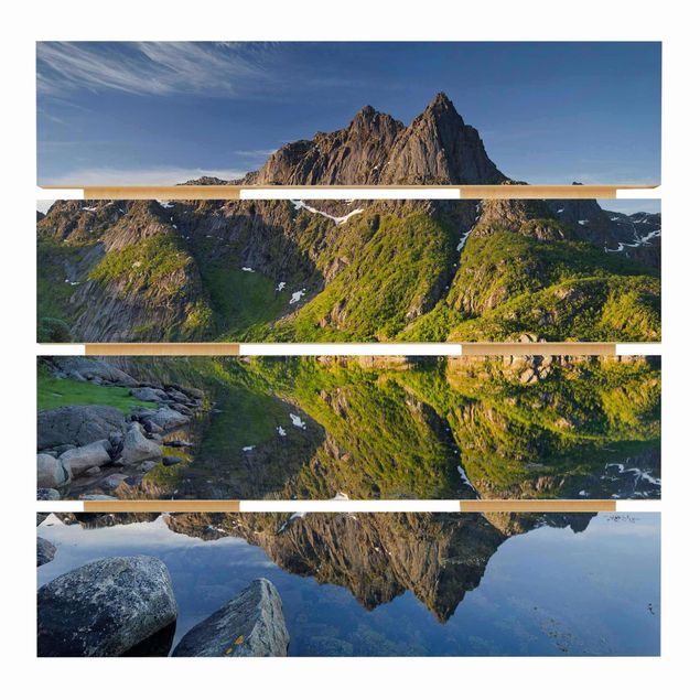 Tableaux muraux Paysage de montagne avec reflet d'eau en Norvège