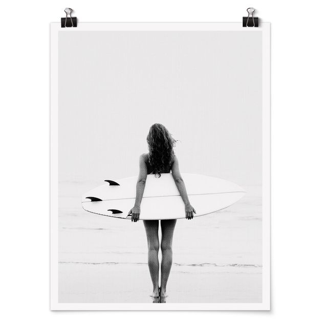 Posters en noir et blanc Chill Surfer Girl With Board