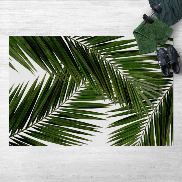 tapis extérieur jardin Vue à travers des feuilles de palmier vertes