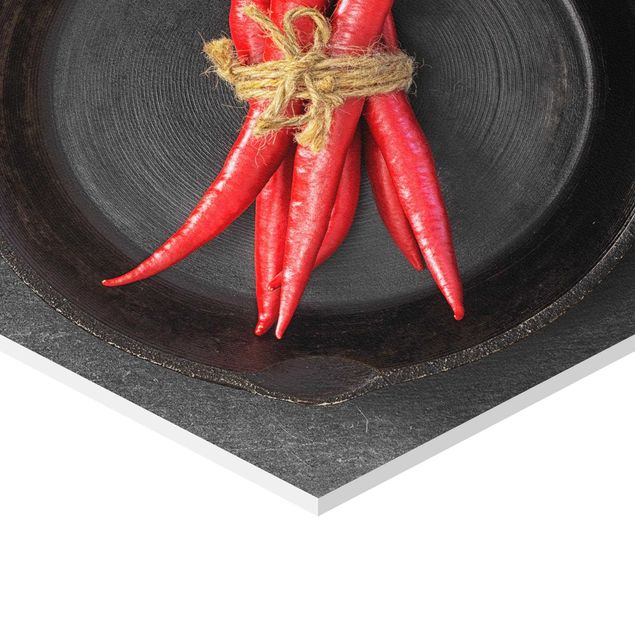 Tableau décoration Faisceaux de piments rouges dans une casserole sur une ardoise