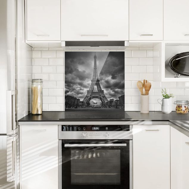 Fonds de hotte Tour Eiffel devant des nuages en noir et blanc