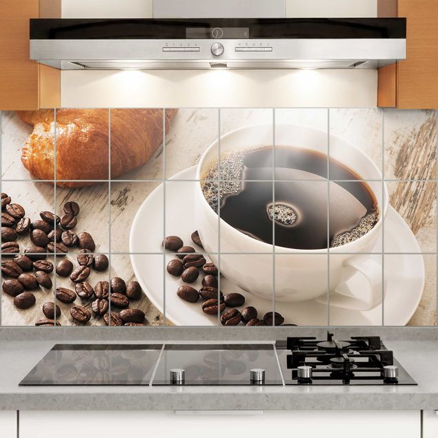 Déco murale cuisine Tasse de café à la vapeur avec des grains de café