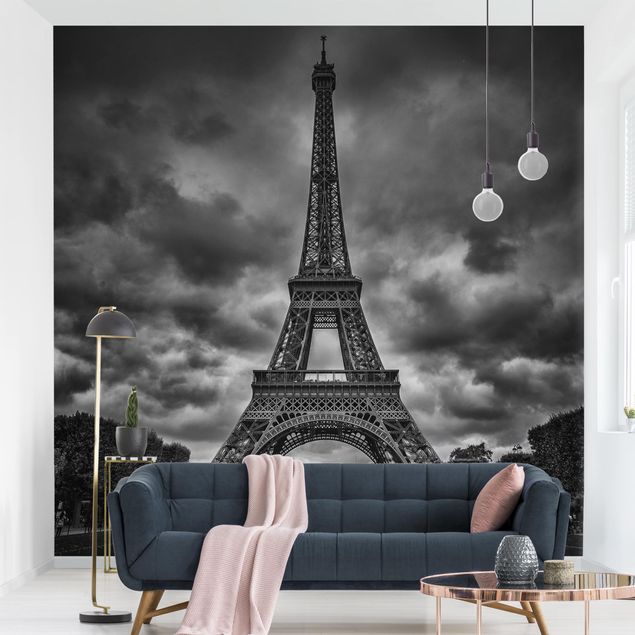 Papier peint Paris Tour Eiffel devant des nuages en noir et blanc