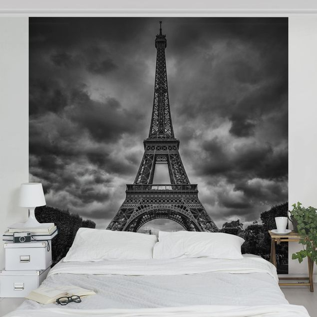 Papier peint panoramique ville Tour Eiffel devant des nuages en noir et blanc