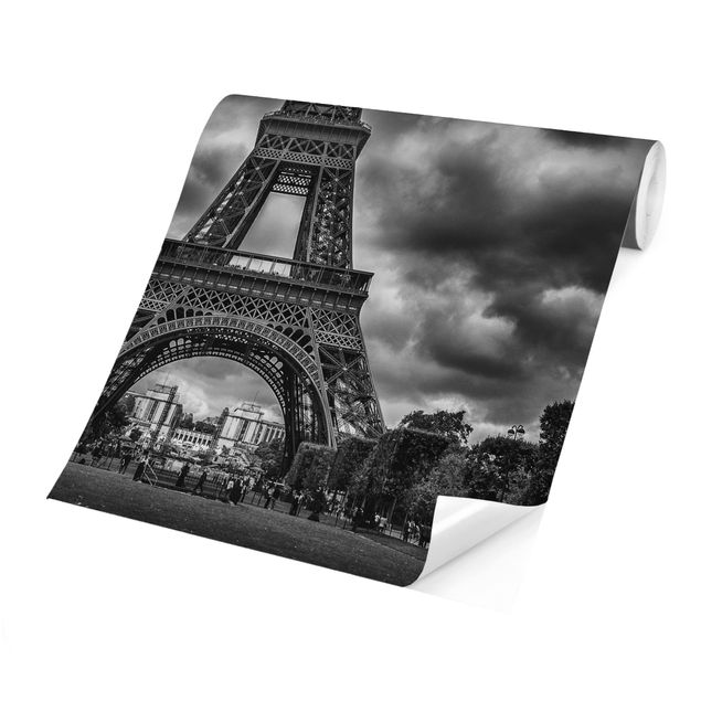 Papier peint panoramique noir et blanc Tour Eiffel devant des nuages en noir et blanc