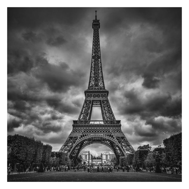 tapisserie panoramique Tour Eiffel devant des nuages en noir et blanc