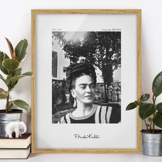 Tableaux encadrés noir et blanc Frida Kahlo Photograph Portrait In The Garden