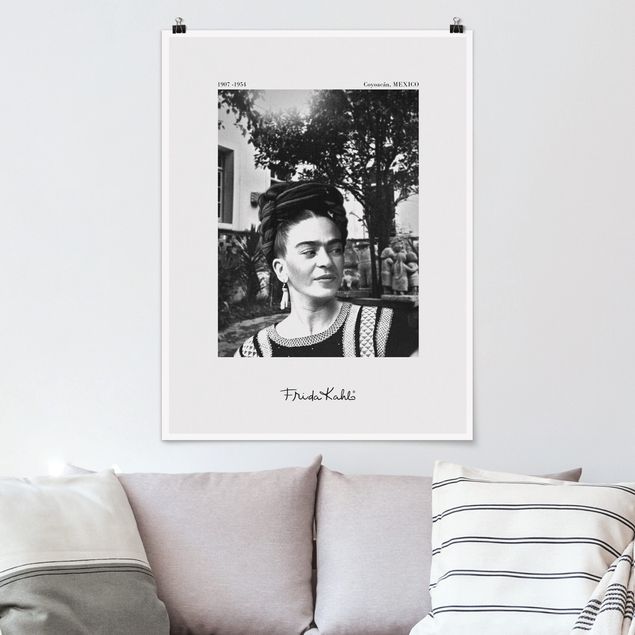 Posters en noir et blanc Frida Kahlo Photograph Portrait In The Garden