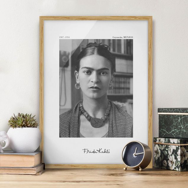 Tableaux encadrés noir et blanc Frida Kahlo Photograph Portrait In The House