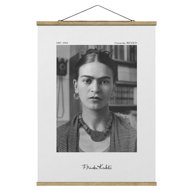 Tableaux noir et blanc Frida Kahlo Photograph Portrait In The House