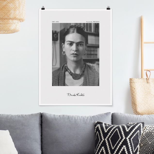 Posters en noir et blanc Frida Kahlo Photograph Portrait In The House