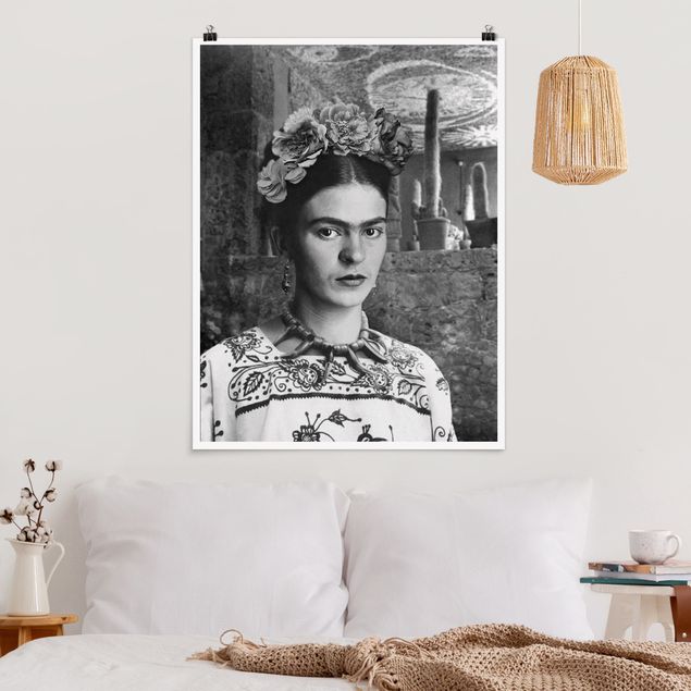Posters en noir et blanc Frida Kahlo Photograph Portrait With Cacti