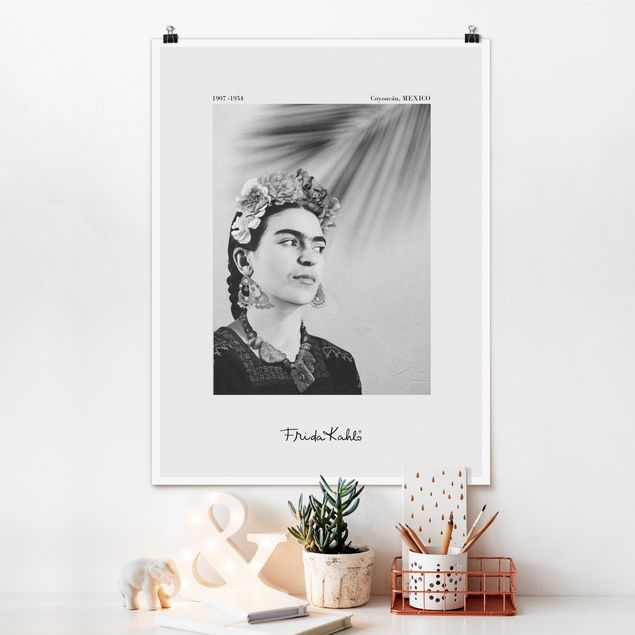 Posters en noir et blanc Frida Kahlo Portrait With Jewellery