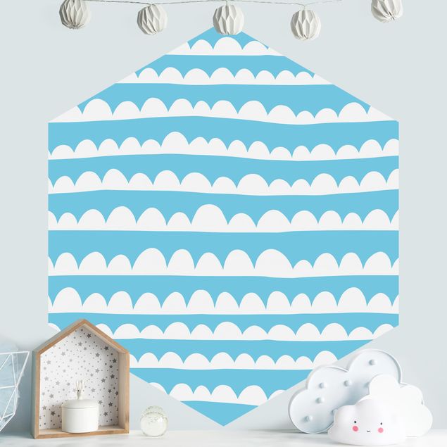 Papier peint montagnes Bandes blanches de nuages dessinées dans un ciel bleu