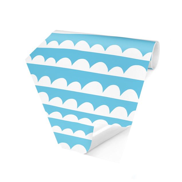 Papier peint panoramique hexagonal Bandes blanches de nuages dessinées dans un ciel bleu