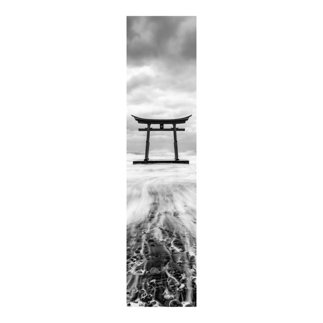 Panneaux coulissants avec architecture et skyline Torii japonais dans l'océan